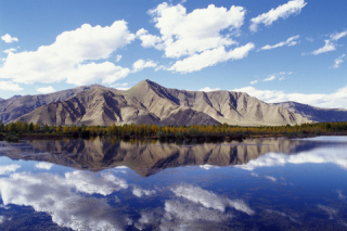 Clear mountain view, lake reflection